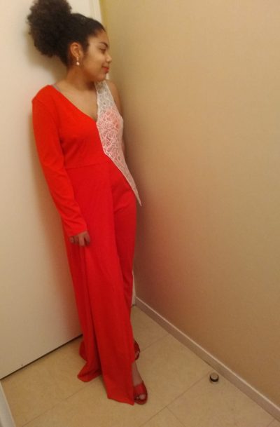 Accueil 18 La combinaison Red and Lace allie simplicité et sophistication. Dotée d’une fermeture à zip sur le côté elle s’enfile facilement. Un pan long sur le côté lui apporte une touche originale, proche de la robe de soirée.