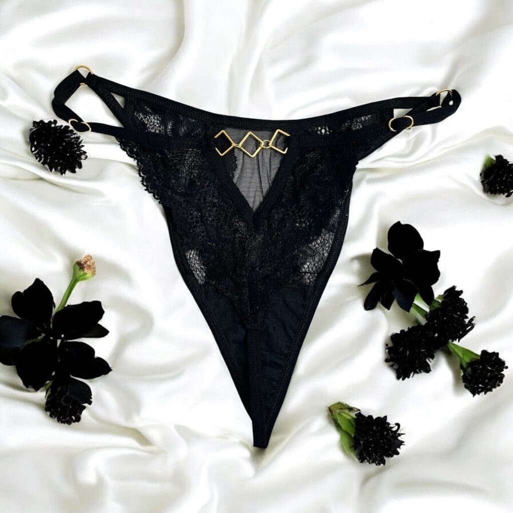 Accueil 15 Tanga noir en dentelle avec bijou losanges dorés Taille : Taille Unique Ajustable - S-XXL