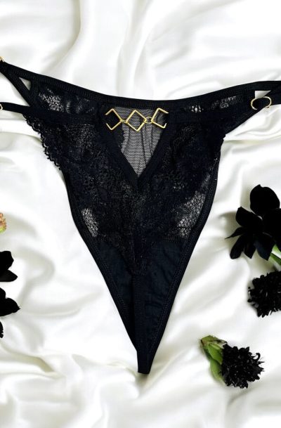 Accueil 16 Tanga noir en dentelle avec bijou losanges dorés Taille : Taille Unique Ajustable - S-XXL