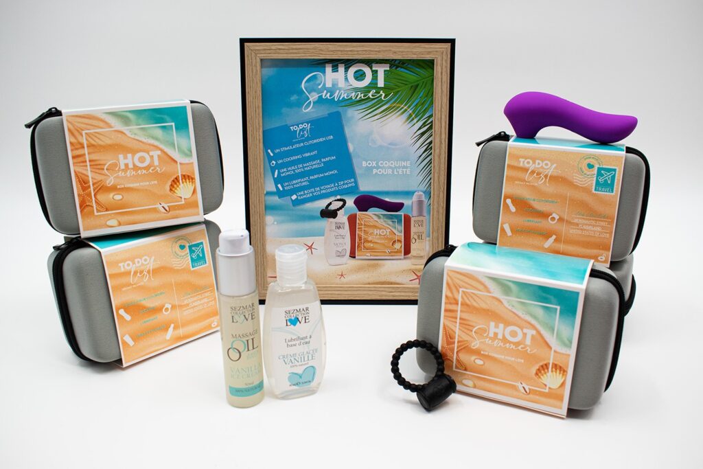 Accueil 14 5 Box Hot Summer parfum Vanille + 1 cadre offert Contenance : Par 5 Un stimulateur Clitoridien USB Un anneau Vibrant Une Huile de massage Vanille 100 % Naturel Un Lubrifiant Vanille 100 % Naturel Sans oublier sa boite à coque dur avec zip de voyage